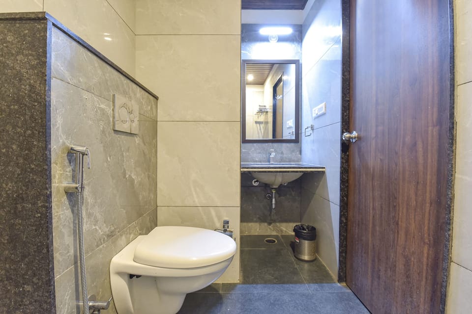Shower, rainfall showerhead, free toiletries, towels