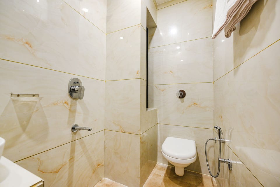 Shower, rainfall showerhead, free toiletries, towels