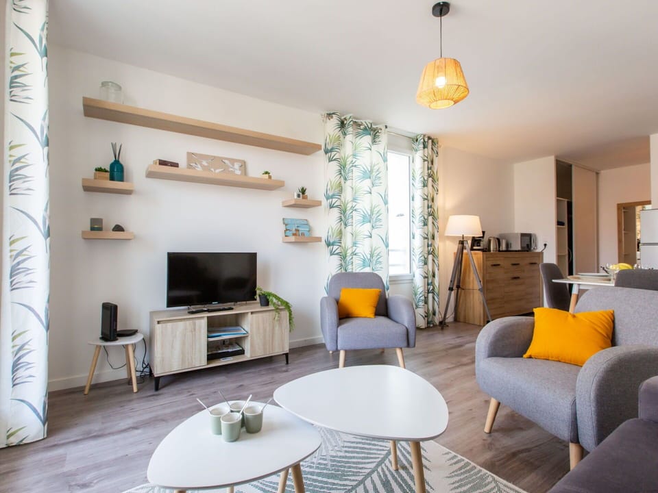 Table, Furniture, Property, Wood, Comfort, Couch, Lighting, Interior Design, Floor, Flooring
