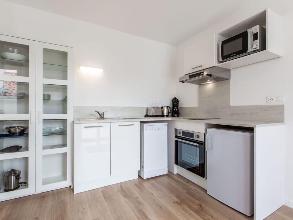 Cabinetry, Countertop, Property, Kitchen Appliance, Kitchen Stove, Home Appliance, Kitchen, Wood, Interior Design, Flooring