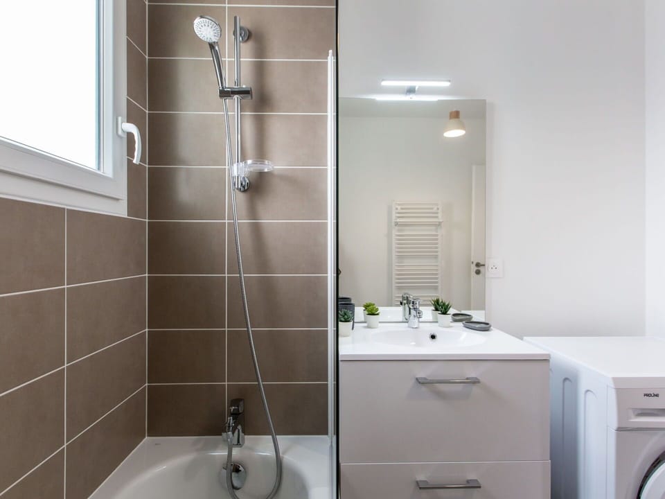 Property, Photograph, Sink, Mirror, White, Plumbing Fixture, Bathroom, Tap, Cabinetry