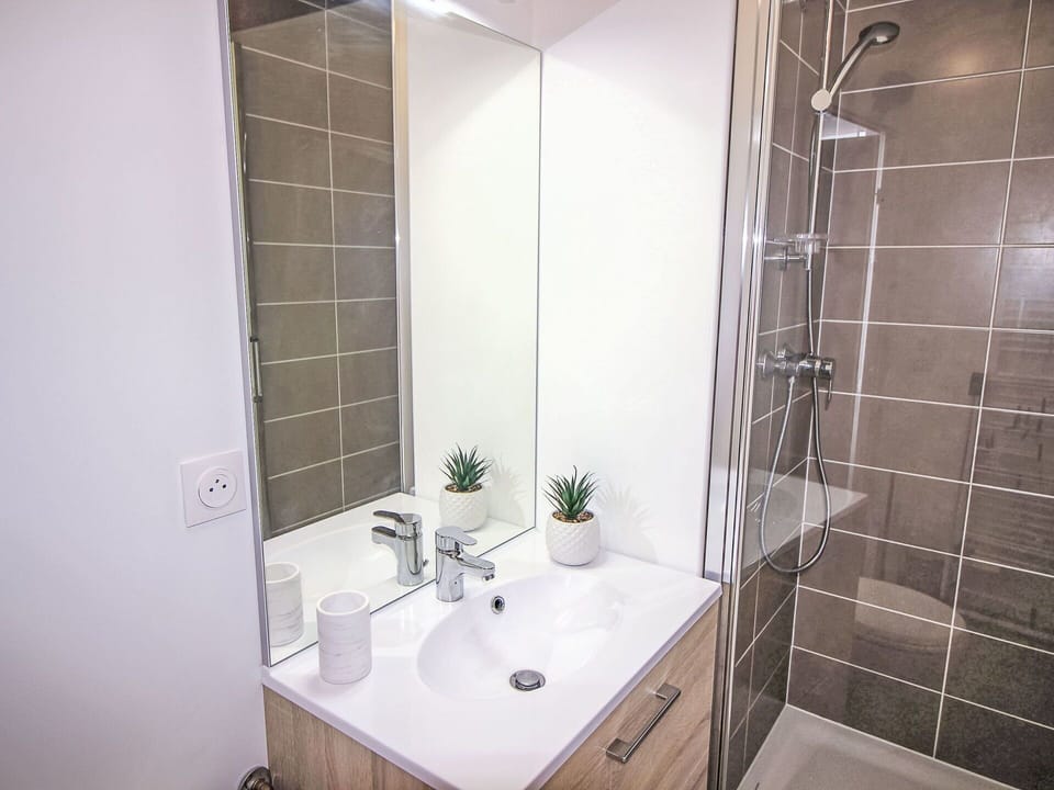 Mirror, Tap, Plumbing Fixture, Sink, Property, Plant, Building, Bathroom Cabinet, Bathroom Sink, Bathroom