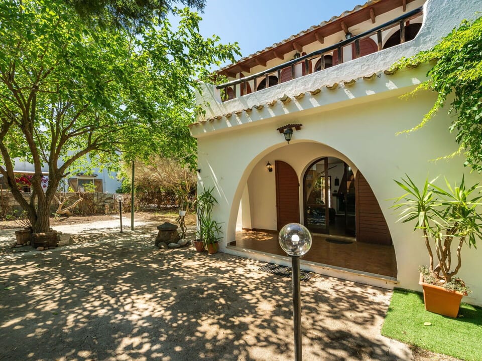 Water, Sky, Plant, Azure, Beach, Coastal And Oceanic Landforms, Natural Landscape, Terrain, Horizon, Lake