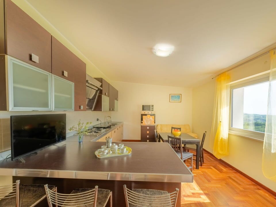 Table, Furniture, Plant, Property, Building, Chair, Wood, Interior Design, Tree, Floor