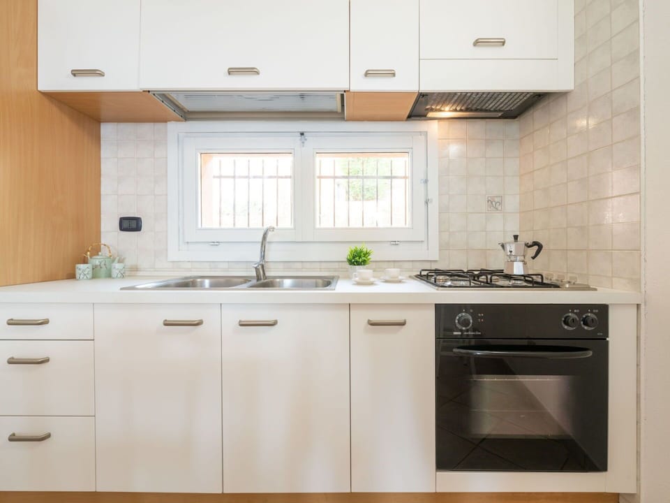 Tap, Kitchen Sink, Sink, Cabinetry, Property, Countertop, Building, Window, Plumbing Fixture, Kitchen