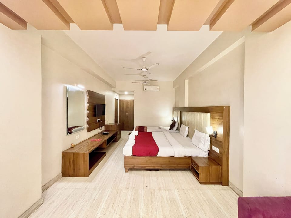 Desk, laptop workspace, free WiFi, bed sheets