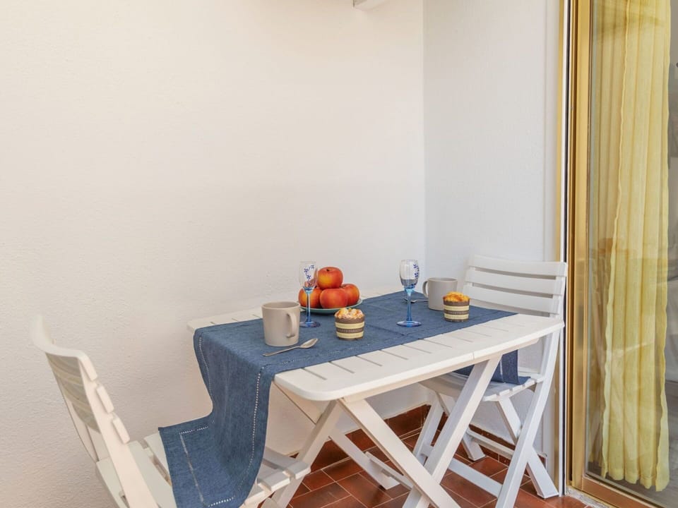 Table, Building, Tableware, Wood, Interior Design, Paint, House, Flooring, Floor, Hardwood