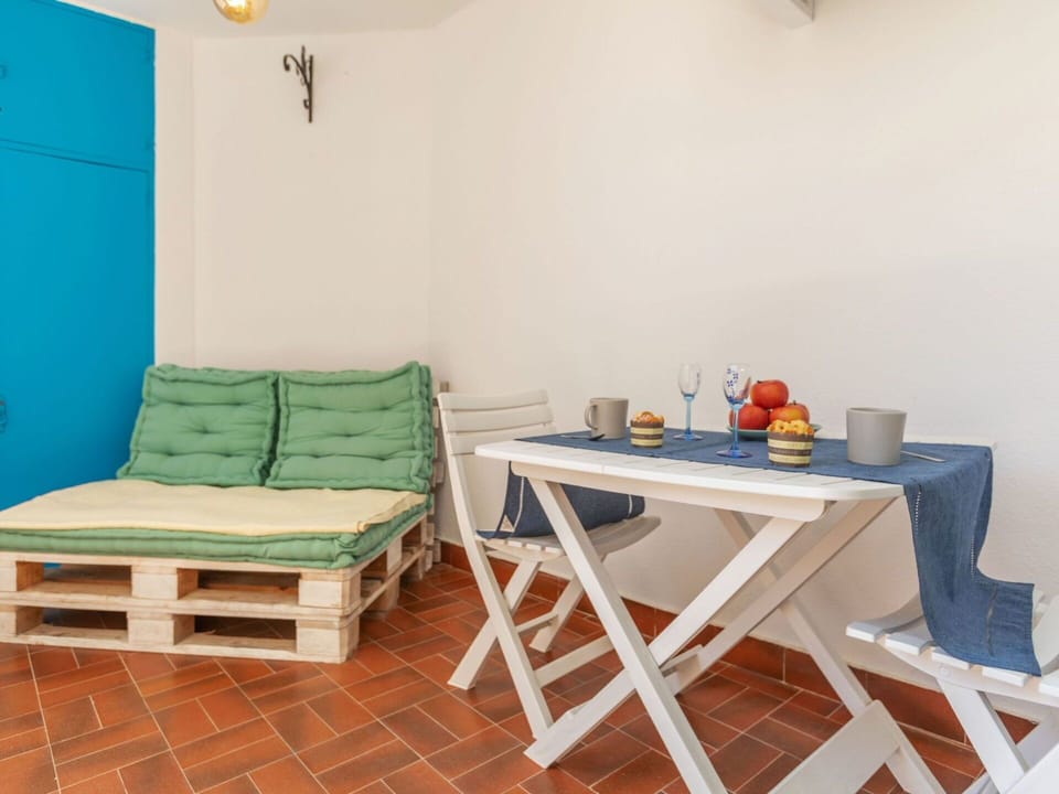 Table, Furniture, Blue, Wood, Interior Design, Orange, Rectangle, Comfort, Paint, Wall