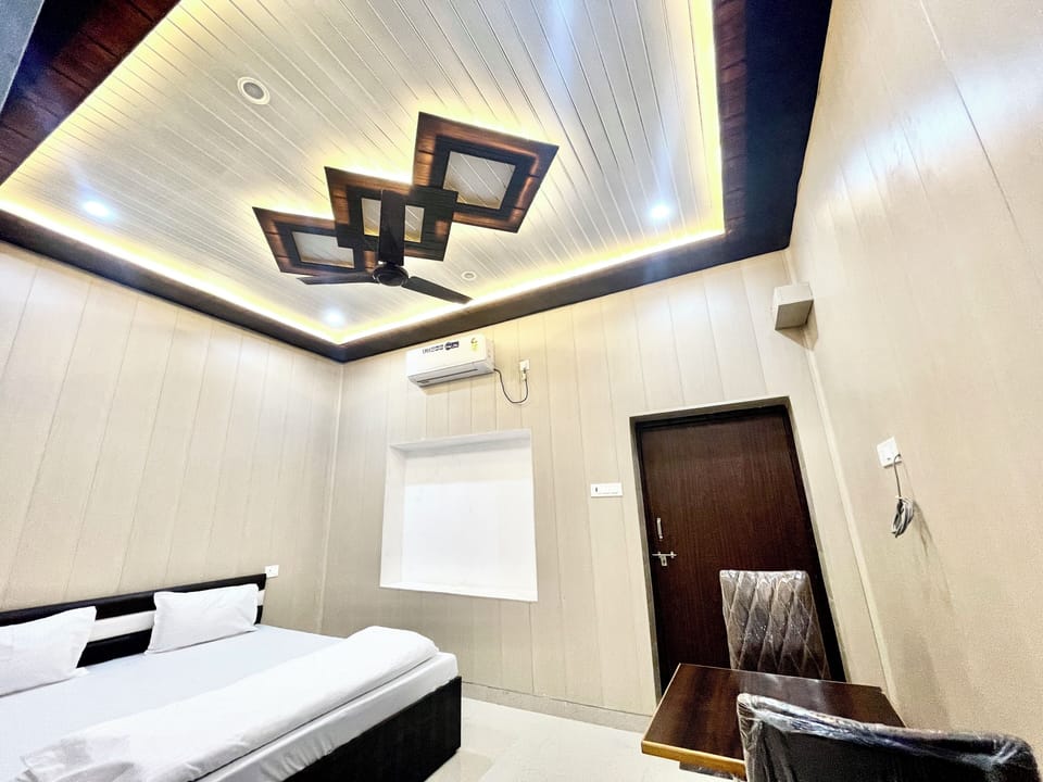 Desk, laptop workspace, soundproofing, free WiFi