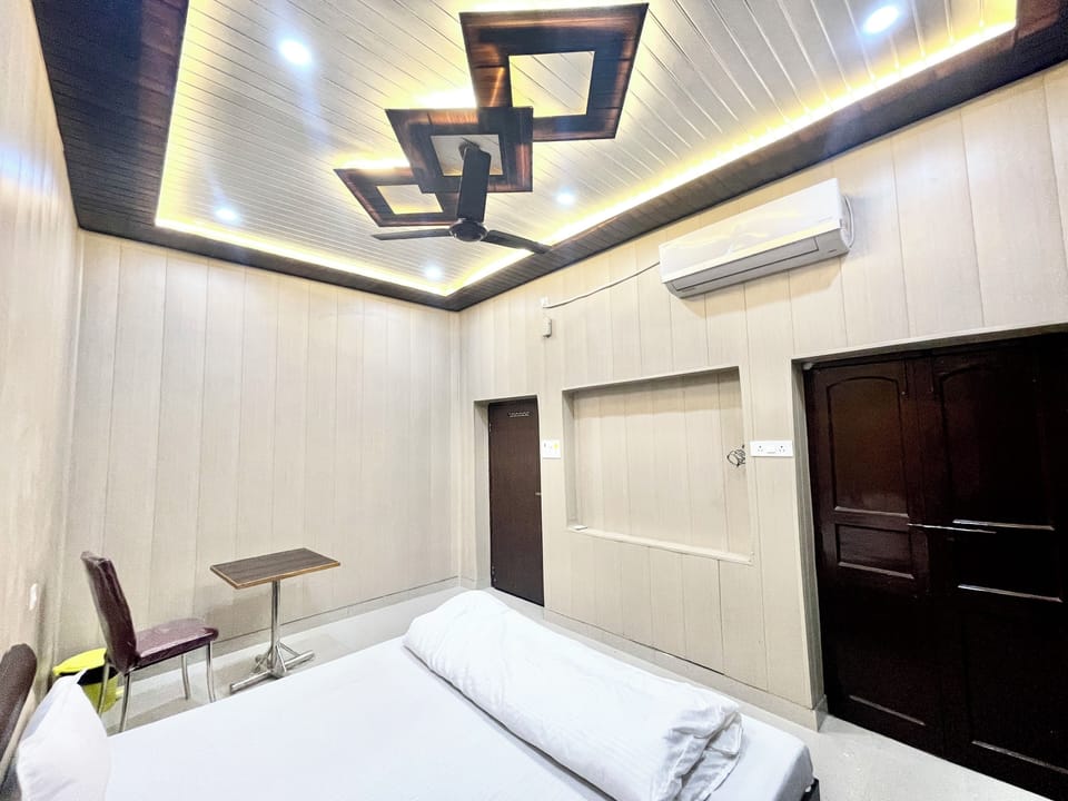 Desk, laptop workspace, soundproofing, free WiFi