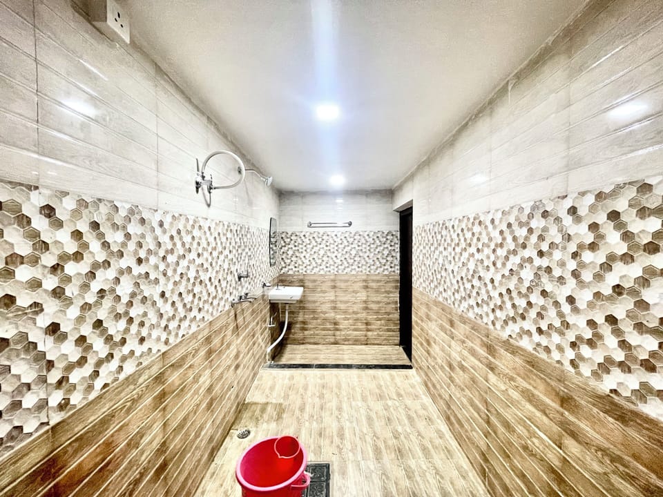 Deluxe Room | Bathroom | Shower, rainfall showerhead, towels, soap