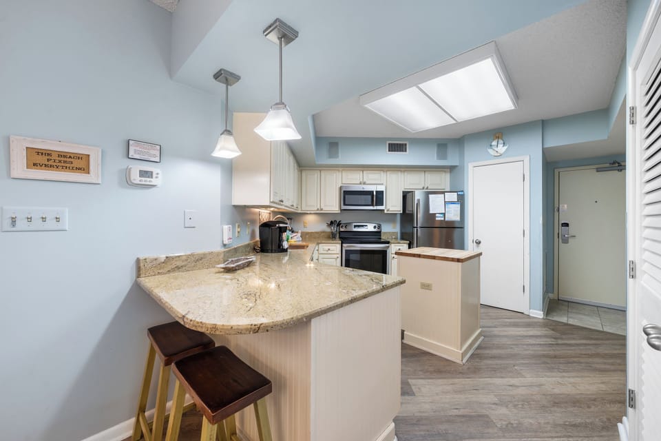 Signature Condo, 3 Bedrooms, Non Smoking, Balcony | Private kitchen | Fridge, microwave, oven, stovetop