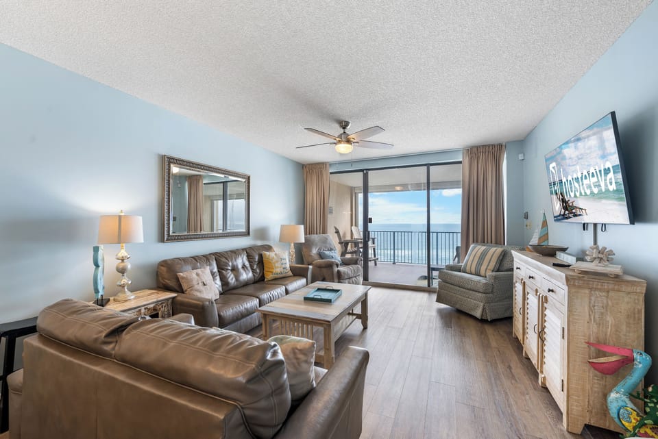 Signature Condo, 3 Bedrooms, Non Smoking, Balcony | Living room | Smart TV
