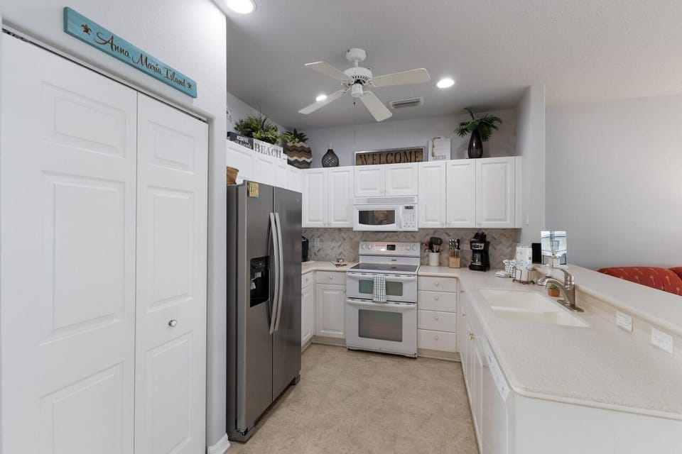Townhome, 3 Bedrooms | Private kitchen | Coffee/tea maker, fridge, toaster