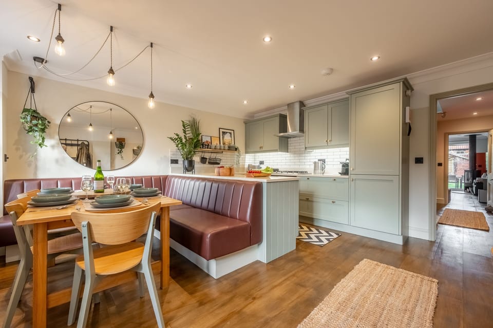 Castle House, Wells-next-th-Sea: Dining area and well equipped kitchen