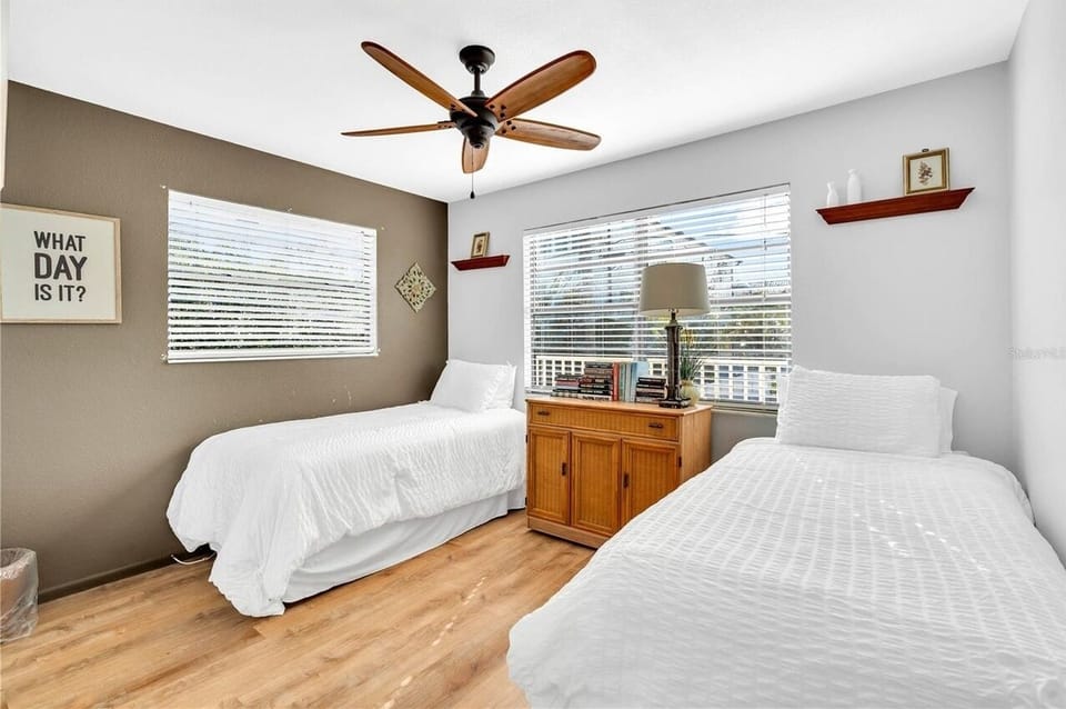 Second Bedroom - 2 Twin beds - Sunny Side Down