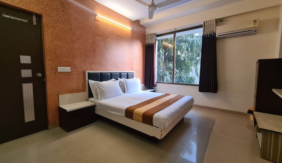 Deluxe Double Room | Premium bedding, desk, laptop workspace, free WiFi