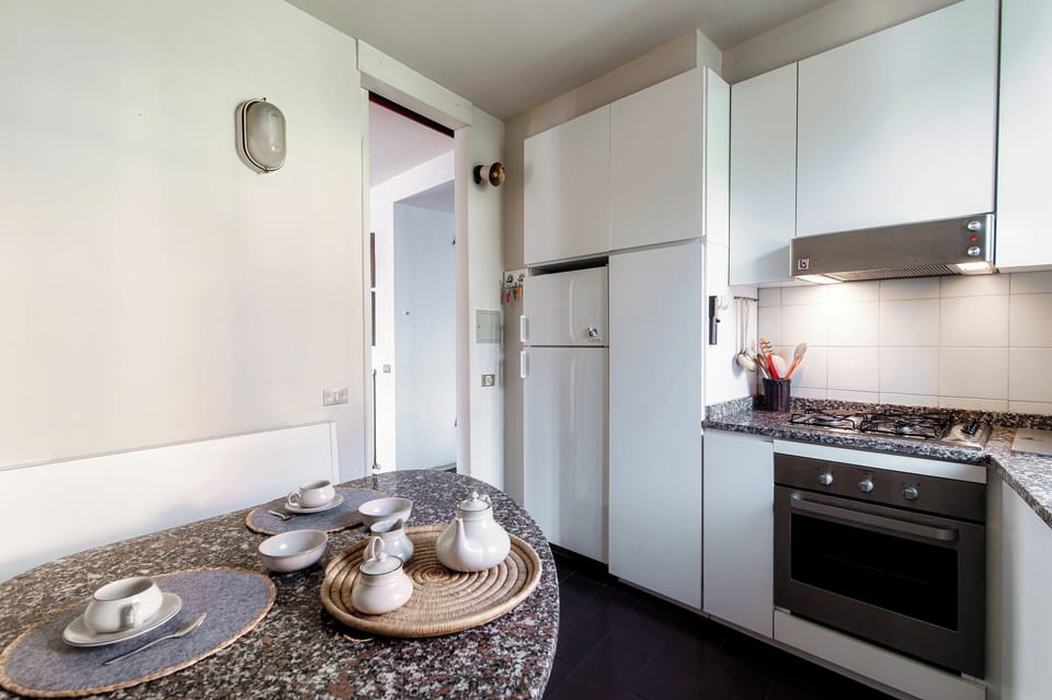 Apartment, Lake View | Private kitchen | Full-size fridge, oven, stovetop, dishwasher