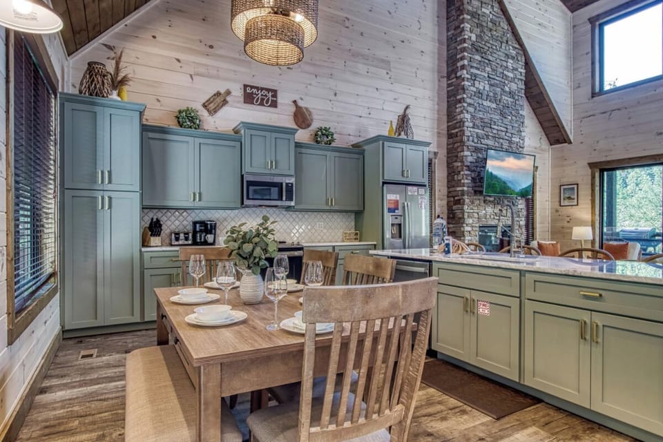 Stonehouse Ridge's kitchen and dining area