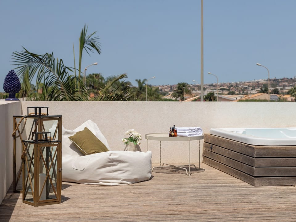 Outdoor spa tub