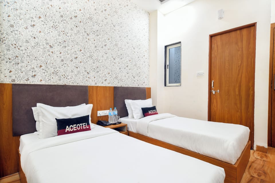 Deluxe Double or Twin Room | Desk, laptop workspace, soundproofing, iron/ironing board
