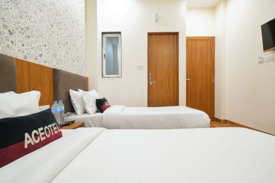 Deluxe Double or Twin Room | Desk, laptop workspace, soundproofing, iron/ironing board