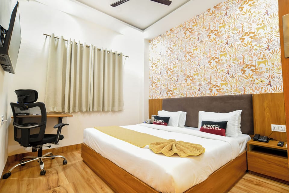 Deluxe Room | Desk, laptop workspace, soundproofing, iron/ironing board