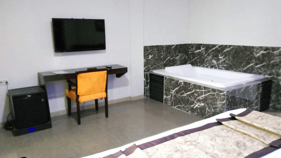 Deluxe Double or Twin Room, Private Pool | Desk, laptop workspace, free WiFi