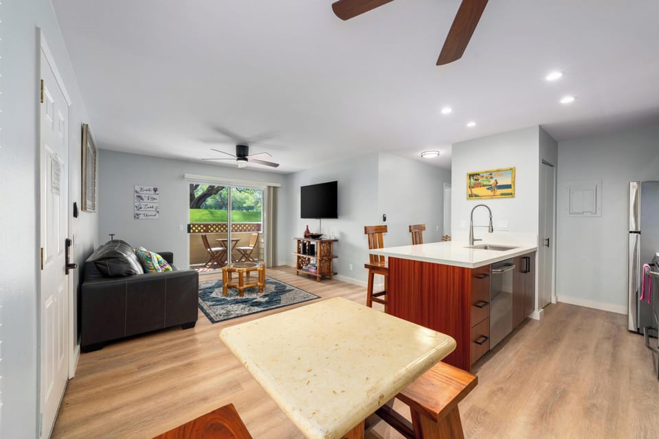 Open living area and private lanai