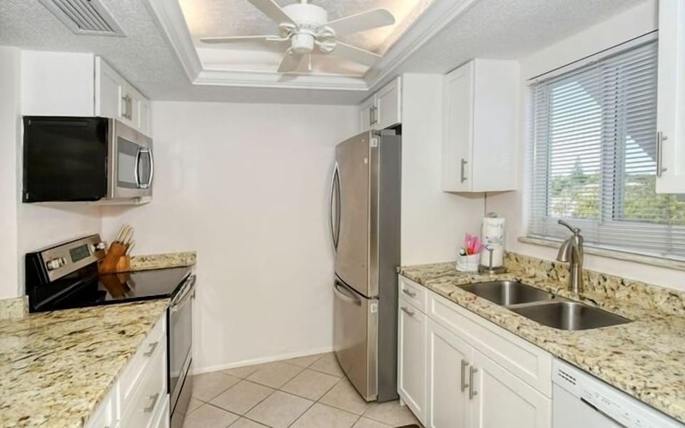 Kitchen Area - Fully equipped kitchen