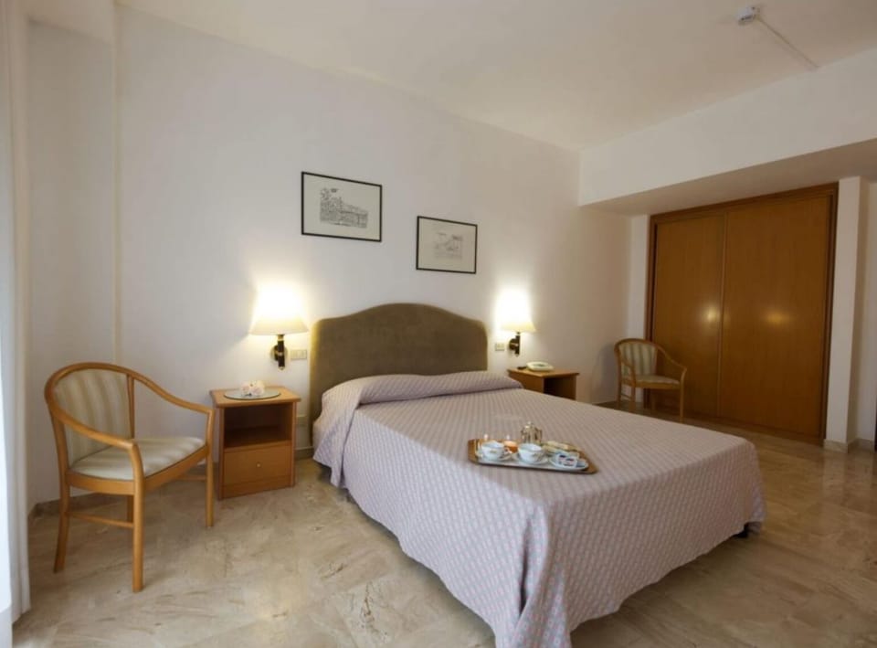 Double Room Single Use | Desk, free WiFi, bed sheets