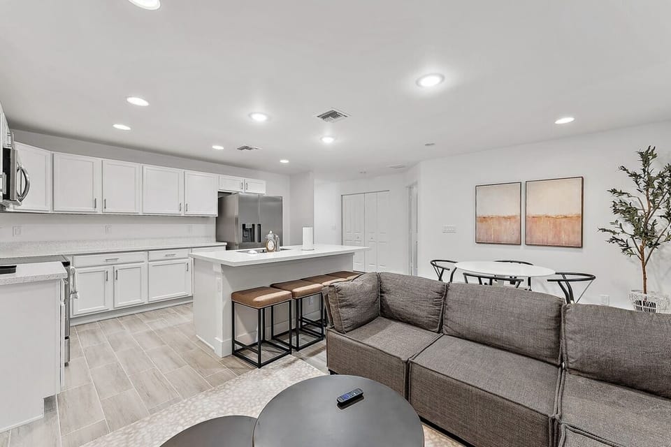 🛋️ Relax in the spacious living room, featuring a comfortable couch and a big flat-screen Smart TV! 📺