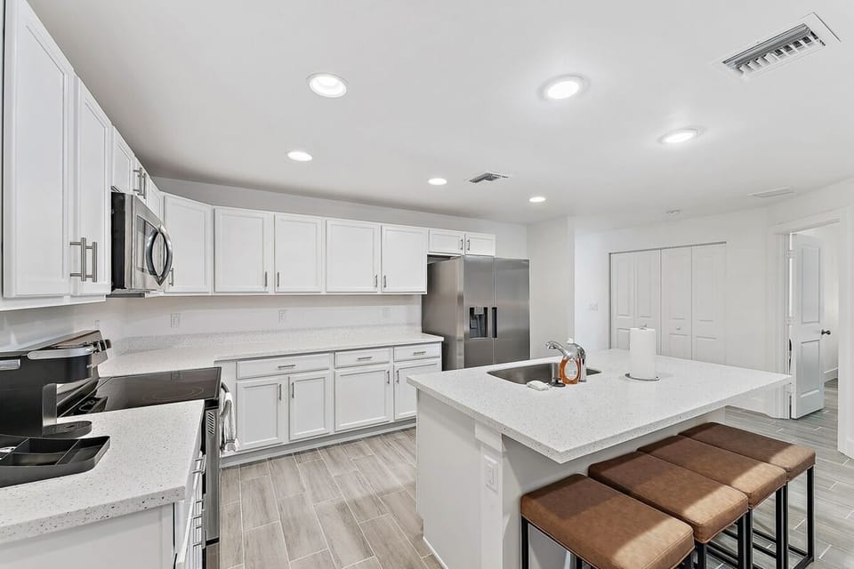 🍳 Your culinary adventures start here! A fully equipped kitchen with a dedicated coffee bar awaits. 🥐