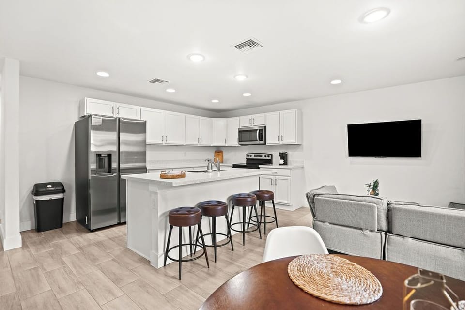 🍳 Your culinary adventures await in our fully equipped kitchen, complete with a delightful coffee bar! ☕