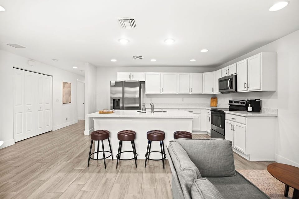 🍳 Cook your favorite meals in our spacious, fully equipped kitchen with an inviting open-concept living area! 🛋️