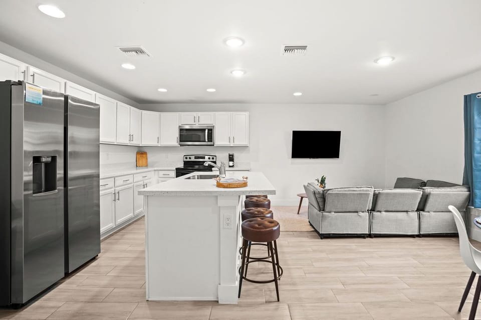 🍿 Enjoy your favorite movies and bond with your company in this spacious open-concept living and kitchen area! 🥂
