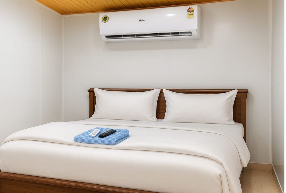 Luxury Room | Egyptian cotton sheets, premium bedding, desk, laptop workspace
