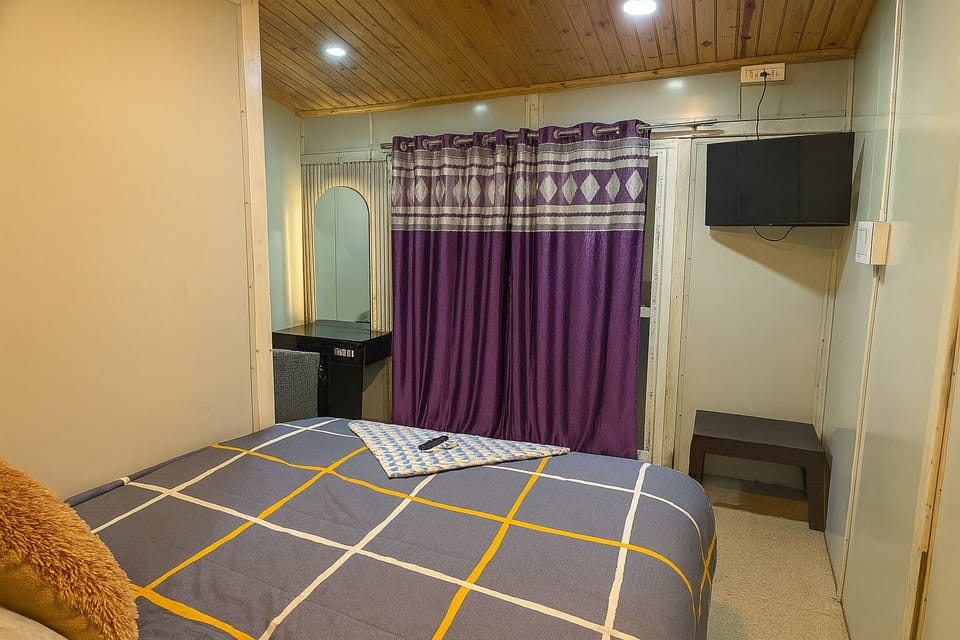 Luxury Room | Egyptian cotton sheets, premium bedding, desk, laptop workspace