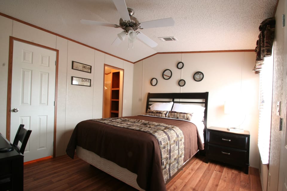 Comfort Studio Suite | Egyptian cotton sheets, premium bedding, pillowtop beds, desk