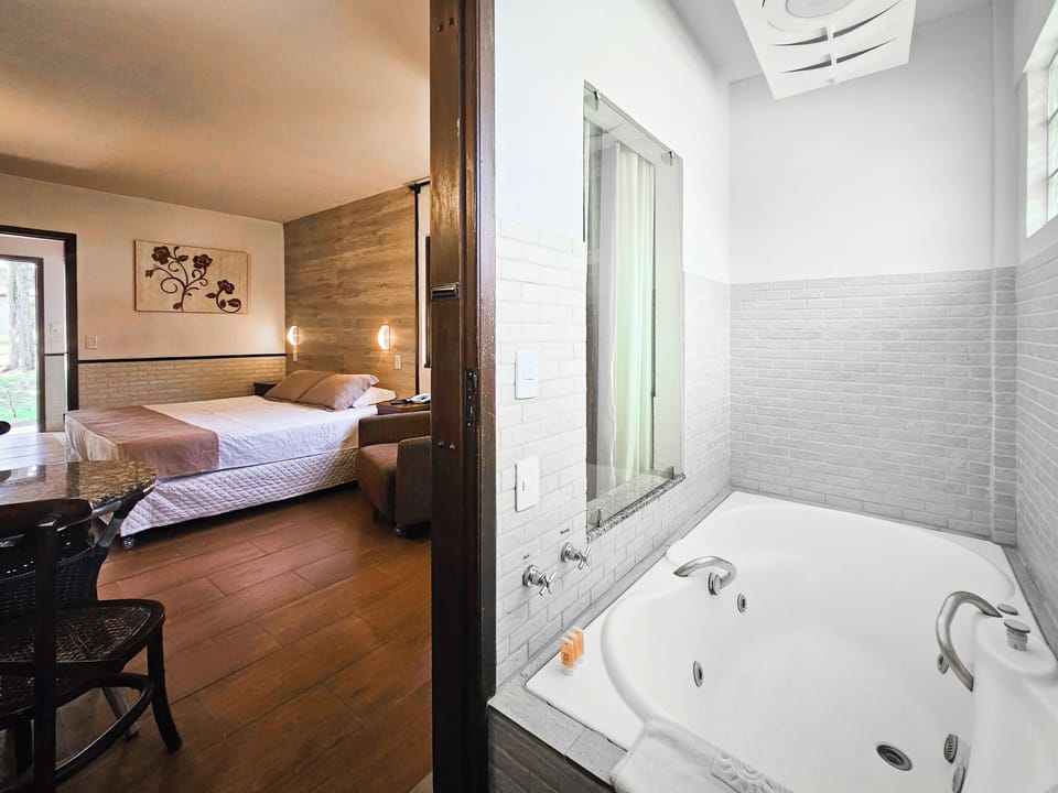 Deluxe Chalet | Bathroom | Hair dryer, towels, soap, shampoo