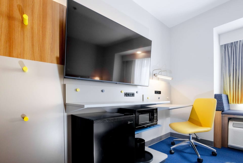 Premium bedding, desk, iron/ironing board, free WiFi