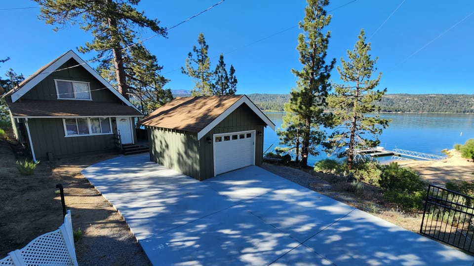 180 degree breathtaking lake views. 