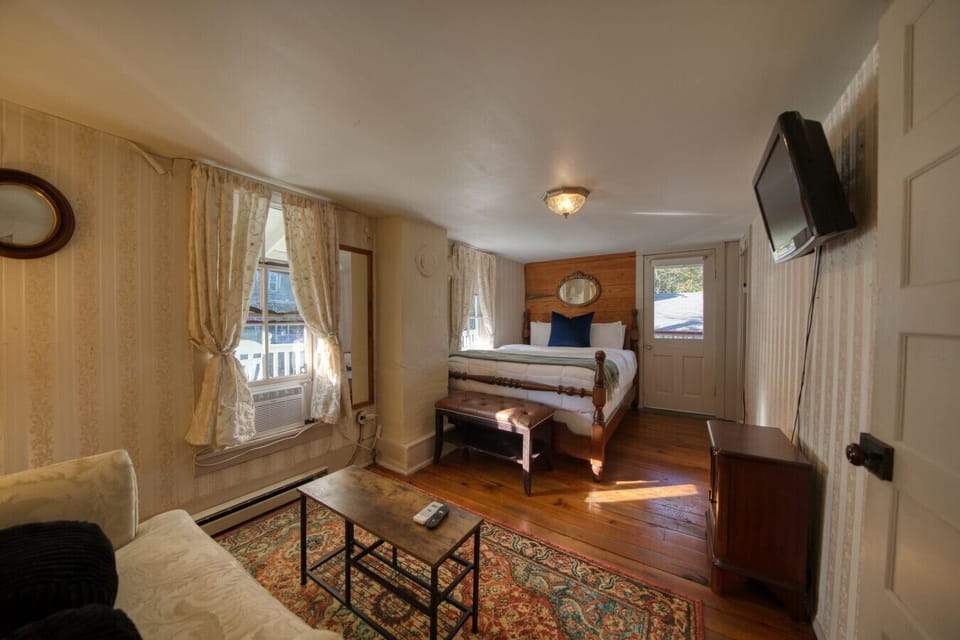 Queen Size Bed + Sitting Area