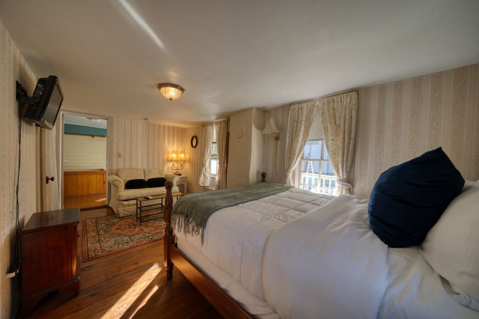 Queen Size Bed + Sitting Area