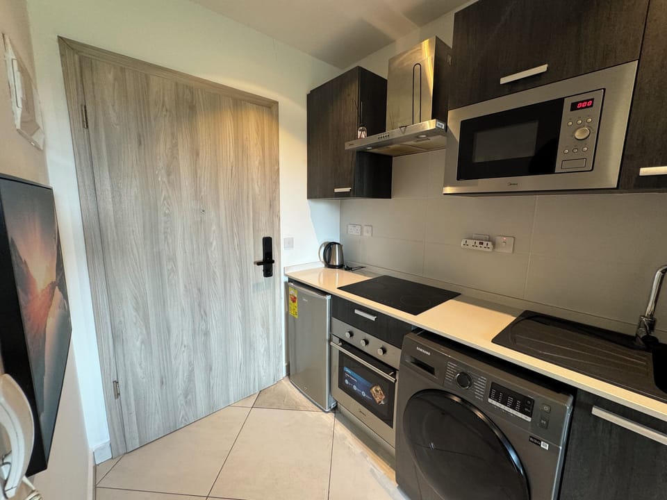 Deluxe Studio Suite, Courtyard View | Private kitchen | Fridge, microwave, oven, stovetop