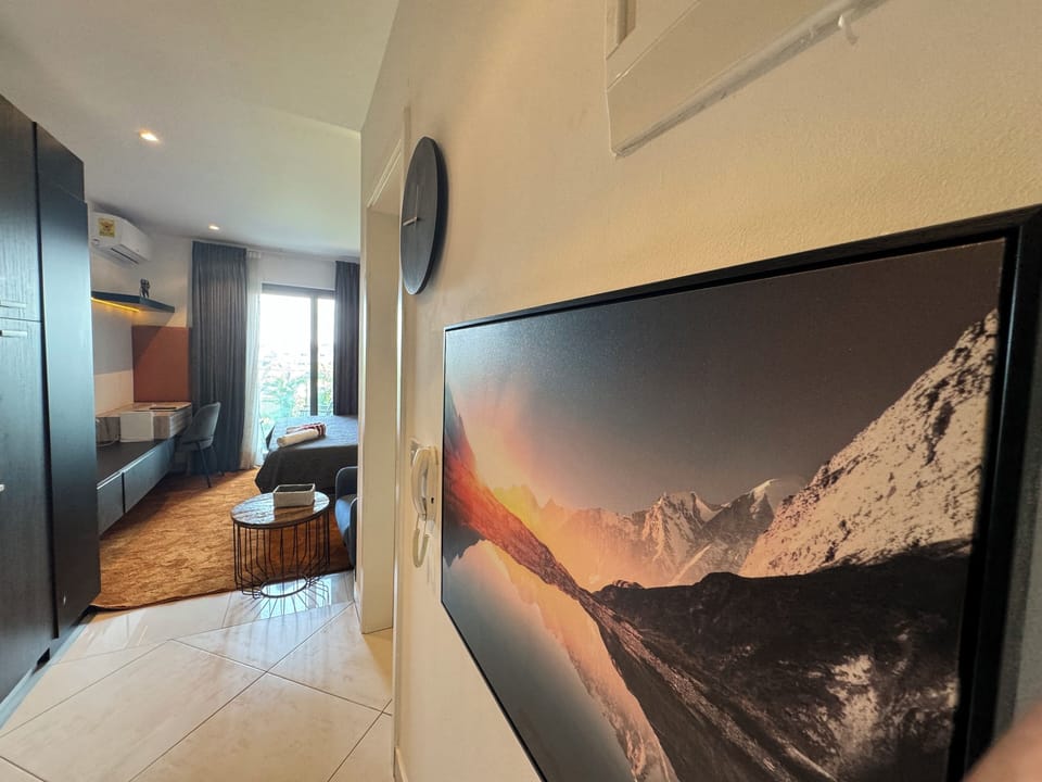 Deluxe Studio Suite, Courtyard View | Desk, laptop workspace, blackout drapes, soundproofing