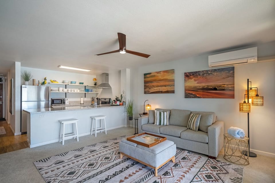 Condo, 1 King Bed, Balcony, Ocean View (302) | Living area