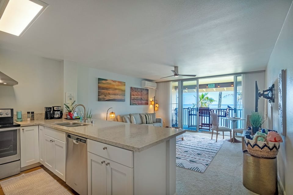 Condo, 1 King Bed, Balcony, Ocean View (302) | Interior