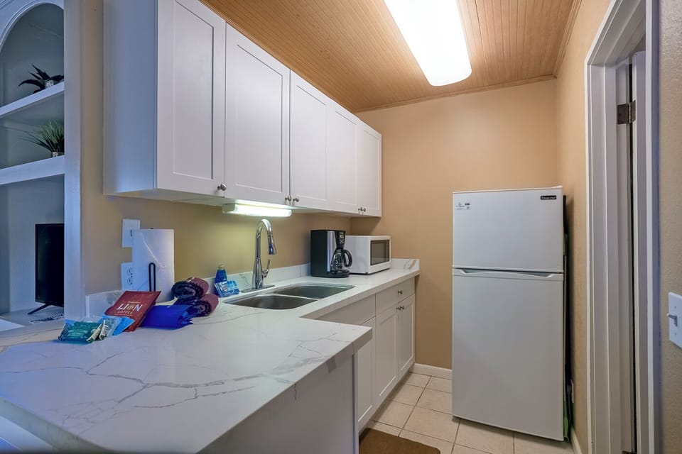 Condo, 1 Queen Bed, Hot Tub, Pool View (120B) | Private kitchen