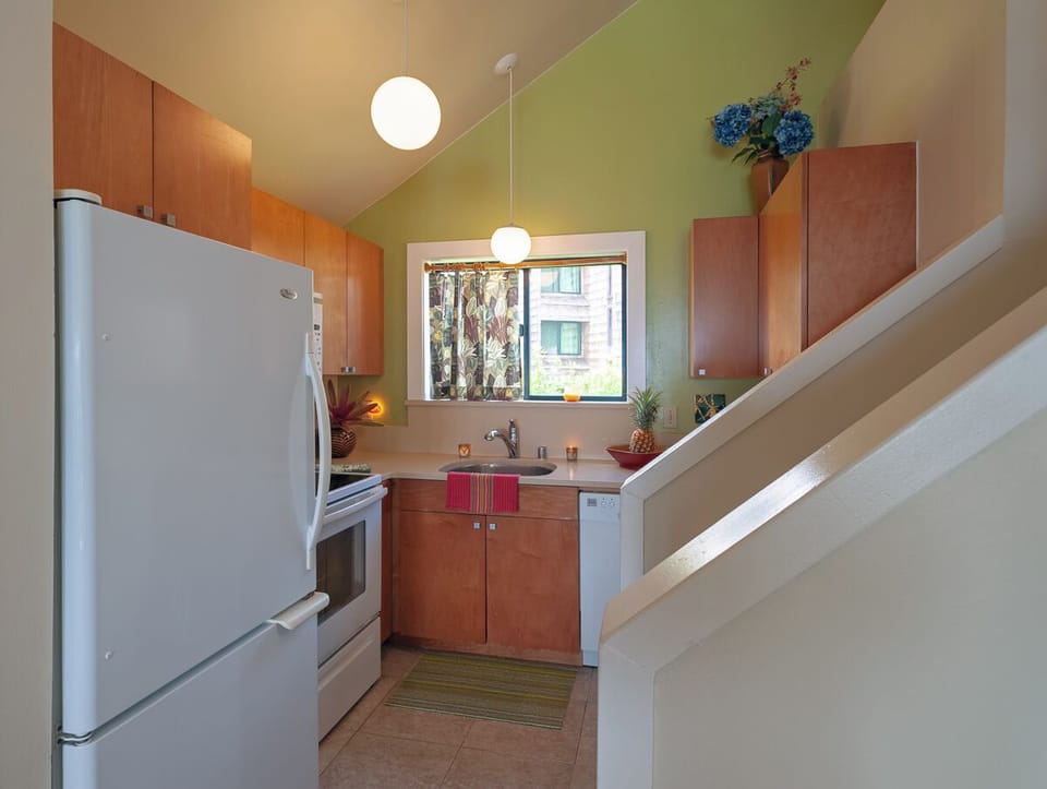 Condo, Multiple Beds, Balcony, Ocean View (G8) | Private kitchen | Coffee/tea maker